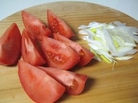 トマトはへたをとり、8等分のくし切りにします。 長ねぎは細かい乱切りにします。