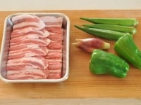 夏野菜数種（今回はピーマン、オクラ、ミョウガ）と豚バラ肉を用意します。豚バラ肉は食べごたえのある焼き肉用の厚みのあるものがおすすめです。<br />
