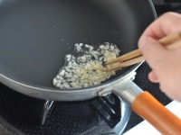 フライパンにサラダ油小さじ１（分量外）をひき、弱火でニンニクと生姜をじっくり炒めて香りを出します。