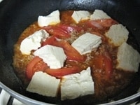 木綿豆腐を手でちぎりいれ、3分ほど煮ます。