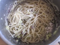 塩を入れた水を鍋に沸かし、スパゲッティを入れて、茹でる。茹で上がったら、3と混ぜあわせて完成。