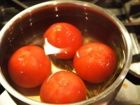 熱いところにトマトを入れる。トマトが崩れないように、弱火で1～3分程度煮る。大きさに応じて。ローズマリーを取り除き、粗熱をとったら、蓋をして冷蔵庫に。冷えたら、飾り用のローズマリーと共に皿に盛る。