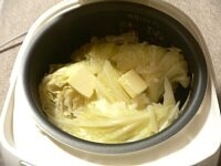 スイッチが切れたら所々にバターをのせ、黒コショウをふる。しょう油を回しかけ、銘々皿に取り分けていただく。