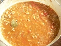 トマト、水、スープ、塩、コショウ、ローリエ、ナツメグを入れる