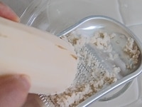 だし汁から大さじ2を取り出し、別の容器に白味噌を溶いておきます。<br />
<br />
れんこんは皮をむき、飾り用に薄切りを2枚作ります。残りはすりおろします。