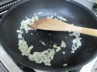フライパンにオリーブオイルを入れて中火にかけ、みじん切りにした玉ねぎを加えて炒める。玉ねぎが透明になったら1のキノコ類と塩を加える。