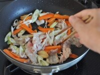 フライパンはそのままで、豚肉、にんじん、ねぎを炒めます。