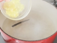 鍋に砂糖・水を入れて火にかけ、煮立ちかけたらレモン・バニラビーンズを加える。