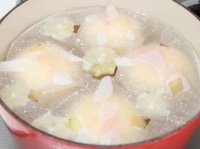 桃がシロップから出る場合はオーブンペーパーなどで紙蓋をすると良いでしょう。荒熱が取れたら冷蔵庫にいれて冷たく冷やしていただきます。