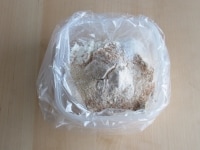ビニール袋にフランスパン専用粉、全粒粉、ライ麦粉、塩、砂糖を入れる。器やボウルなどにビニールをかぶせると、やりやすい。