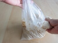 粉っぽさがなくなるまで、よく揉んで混ぜる。ビニール袋の口に近いところを輪ゴムで留め、そのまま1～1時間半、室温で発酵させる。
