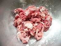 玉ねぎは薄切りにする。牛肉は3cmぐらいに切って塩コショウし、小麦粉をふりかけてまぶしつける。マッシュルームは汁を切っておく。<br />