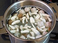 1の豚団子のタネを1ｃｍ程度の団子状に丸め、2に加える。少し煮て、春雨、しめじを加えて豚団子が浮いてくるまで煮る。シーユーカオ、シーズニングソース、きび砂糖、塩、こしょうで味を調え、豆苗を加えてかき混ぜ、火を止める。器に盛り、お好みで黒こしょう（分量外）をふる。