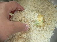 （3）の生地をゴムベラでざっくり10個に分け、手でまとめて小麦粉をまぶし、卵液をつけ、パン粉をまぶす。<br />