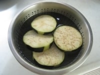 ボウルに水を入れ、米茄子を入れて10分ほどさらします。