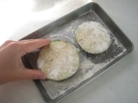 米茄子をザルにあけ、ペーパータオルなどで水気を取ります。薄力粉を全体に薄くまぶします。