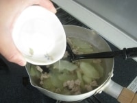 器に片栗粉と水大さじ1（分量外）を合わせ均一に混ぜます。これをスープに加えお玉で均一に混ぜます。
