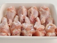 鶏肉は分量の塩・こしょうをふって30分程おく。<br />
