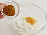 プレーンヨーグルトにマーマレード・カレー粉・おろしにんにく・おろし生姜・しょうゆを加えて混ぜ合わせる。