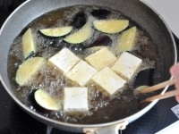 フライパンに１～2cmほどサラダ油（分量外）を加え、160～170℃まで熱します。なすと豆腐を同時に加え、なすに火が通ったらなすだけ先に取り出します。