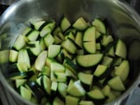 ズッキーニは適当に小さく切り、オリーブオイル大さじ1杯とにんにくを入れた深鍋に入れ火にかけて、軽く塩をして、クタクタになるまでじっくり炒める（約15分）。