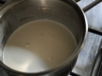 厚底の小鍋に生クリーム、牛乳、砂糖40g、1のふやかしたゼラチンを入れ火にかけて、ゼラチンを煮とかす。