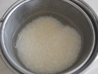 米を洗って30分浸水させ、水気をしっかりと切ります。