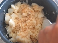 炊き上がったらひと混ぜし、塩気が足りないようなら塩で味を調節してください。むらし機能のついていない炊飯器の場合は、10分蒸らしてから混ぜてください。