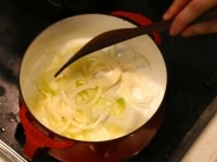 鍋にバターを熱し、たまねぎを焦げないように注意しながら炒める。