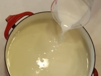 鍋に戻して牛乳を加え、塩こしょうで味を調える。