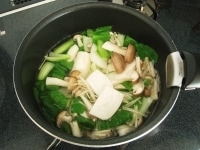 鍋に水を入れて沸騰させ、鶏胸肉を入れて5分ほど茹でます。青梗菜、きのこをすべて加えさらに3分ほど茹でます。<br />