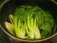 青梗菜を根元から1/8程に切り分け、塩（分量外）を加えた熱湯でゆでます。<br />