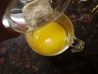 オレンジジュースを600wの電子レンジで約1分加熱します。粉ゼラチンを少しずつふり入れ、完全にとけるまで、よく混ぜます。