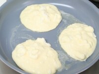 フライパンにバター（分量外）少々を熱し、9を焼きます。