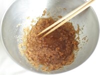 生姜をすりおろし、調味料（砂糖、みりん、醤油）を合わせます。