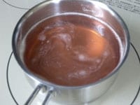 鍋にシロップを入れ、ふやかしたゼラチンを加え弱火にかけます。かき混ぜてゼラチンが完全に溶けたら火を止めます。鍋ごと冷やして、とろみがつくまでゆっくりと混ぜ合わせます。