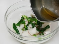 7に糸唐辛子をのせ、熱したごま油・サラダ油を上からかけ、よく混ぜ合わせる。塩を加えて味をととのえる。