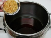 水・みりん・酒・砂糖・しょうゆ・ざらめを圧力鍋に入れて煮立てる。