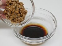 しょうゆ・酢・ごま油・サラダ油に納豆を加え混ぜ、ドレッシングを作る。6を器に盛り、納豆ドレッシングをかける。