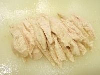 粗熱が取れた鶏ささみをラップからはずし、やや繊維を残しながら縦に長く、食べやすい大きさに切ります。