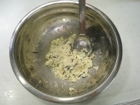 ボウルに木綿豆腐、砂糖、すりゴマ、塩、水気を切った芽ひじきを入れて麺棒でつぶしながら全体を混ぜます。<br />