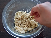 ボウルに粉類ときび砂糖を入れ、サラダ油を加えて、全体がポロポロになるまで、手で混ぜ合わせます。<br />
<br />
粉っぽい部分に牛乳を2-3回に分けて加え、そのつど手でひとまとめになるようにして混ぜ合わせます。粉っぽさがなくなって、生地がちょっとべとつくくらいになったら、牛乳を入れるのをやめます。<br />