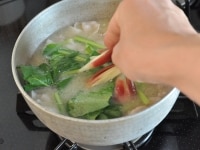 味噌を溶き入れたら、最後に小松菜とミョウガを加え、ひと煮立ちさせて出来上がりです。椀によそったら、仕上げに粗挽きのブラックペッパーを振りかけるのがおすすめです。