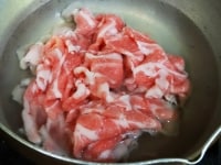 鍋で湯を沸かします。たっぷりの湯ではなく、豚肉がかくれるくらいの分量でOK.。沸騰したら、豚肉を入れ、箸でほぐします。豚肉の色がかわったらザルにあげて水を切り、お皿に盛って2のソースをかけます。<br />