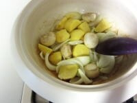 オリーブオイル（大さじ1/2）を加えて、玉ねぎ、じゃがいも、マッシュルームを炒める。
