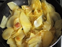 テフロンのフライパンにオリーブオイルをしき、中火にかけて、1のジャガイモを焦げないように炒め、時々ジャガイモを潰すようにして火を入れていく。