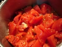 トマトを入れたら、塩をふたつまみ入れ、弱めの中火で煮込みます。