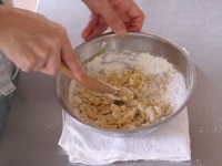 粉を2回に分けて加え、しっかりと混ぜる。