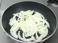 小さめのフライパンにオリーブ油大さじ1を熱し、玉ねぎを炒める。