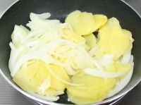 2にじゃが芋を加えて炒め、塩・こしょうをしてオリーブ油大さじ1を足す。